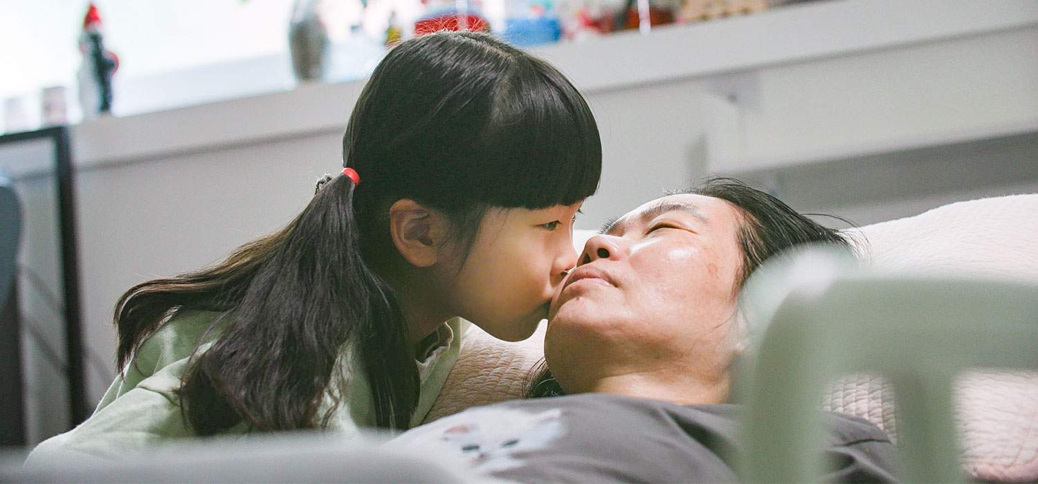 엄마의 볼에 뽀뽀하고 있는 아윤이